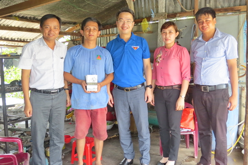 Lãnh đạo Tỉnh đoàn thăm hỏi động viên thanh niên Nguyễn Trọng Anh